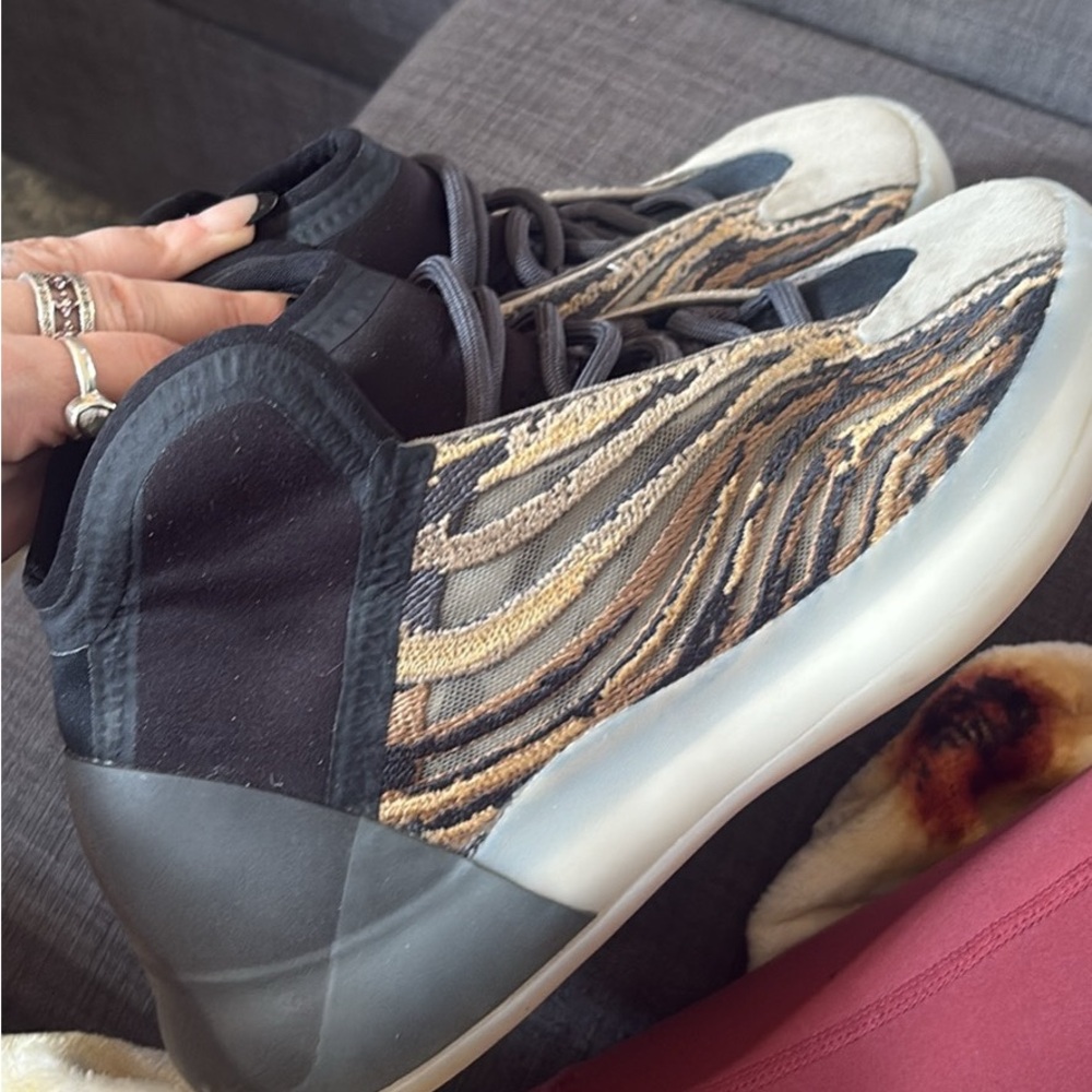 Yeezy Q-Women sz 7